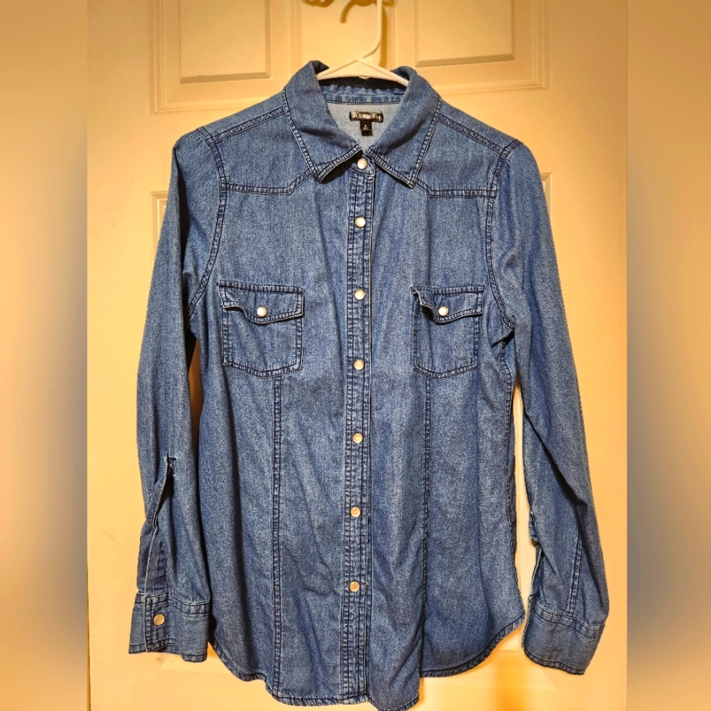 Super Cute Ladies blue jean long sleeve button snap top. Sz S